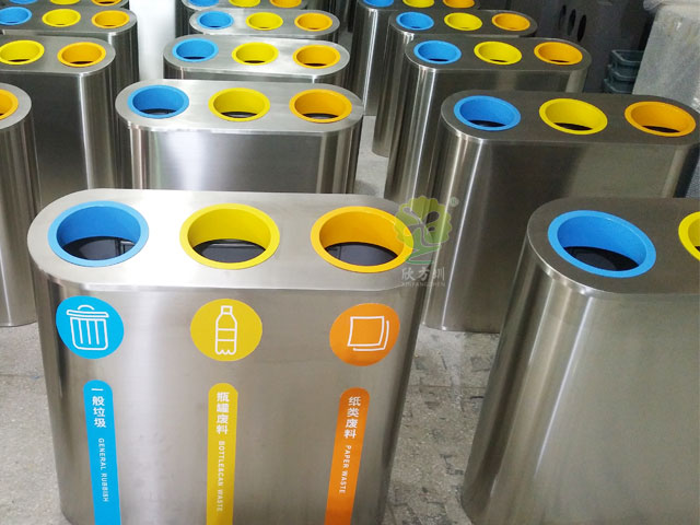 深圳龙完美体育官网湖地铁站不锈钢三分类垃圾桶美观大气