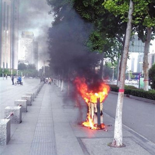 山东青岛路边垃圾桶着火司机齐心把火灭